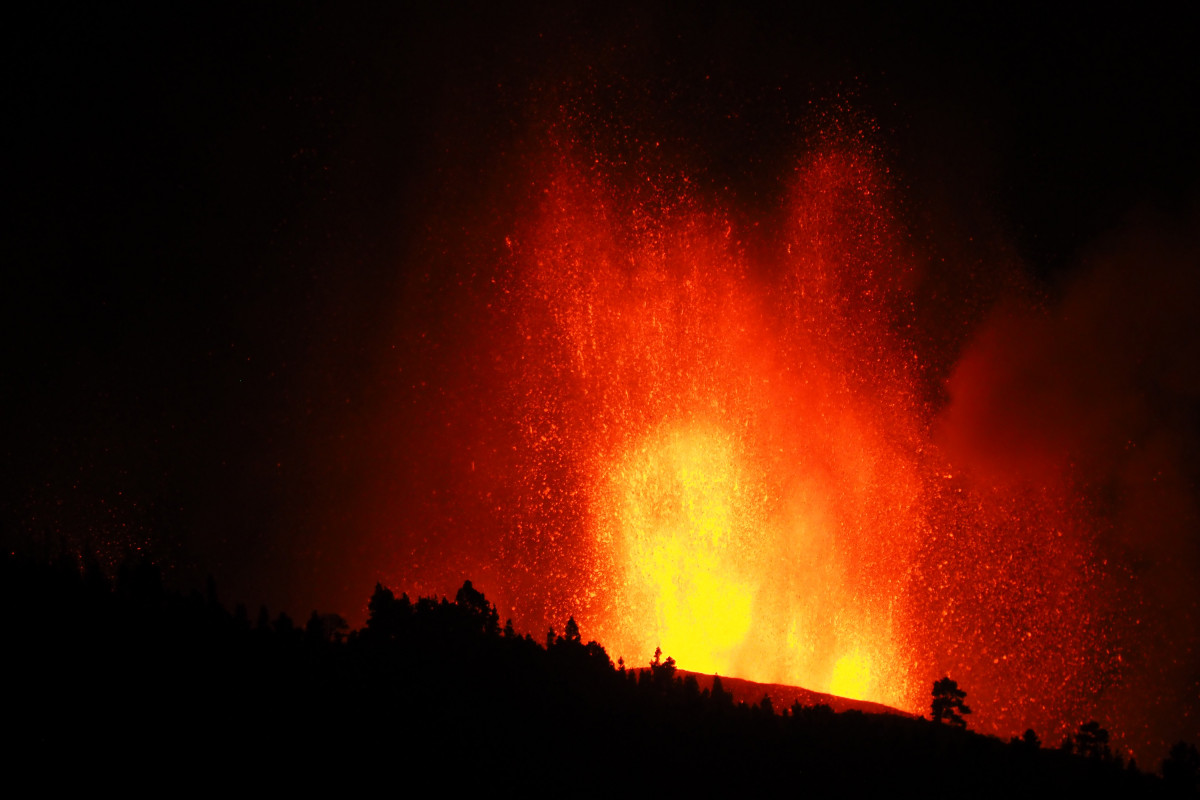 Una boca eruptiva expulsa lava y piroclastos en la zona de Cabeza de Vaca, a 19 de septiembre de 2021, en El Paso, La Palma, Santa Cruz de Tenerife, Islas Canarias, (España). La erupción volcánica iniciada ayer a las 16 horas en la zona de Cabeza de Vaca