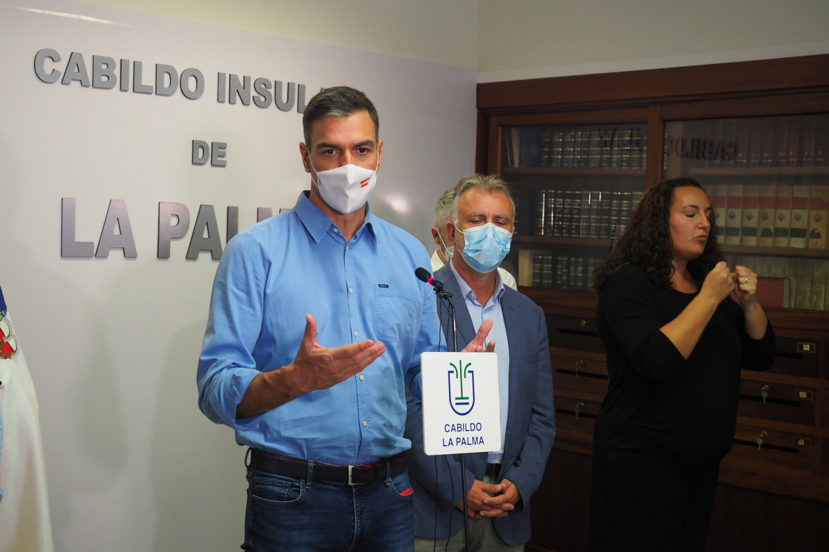 El presidente del Gobierno, Pedro Sánchez, responde a los medios en La Palma