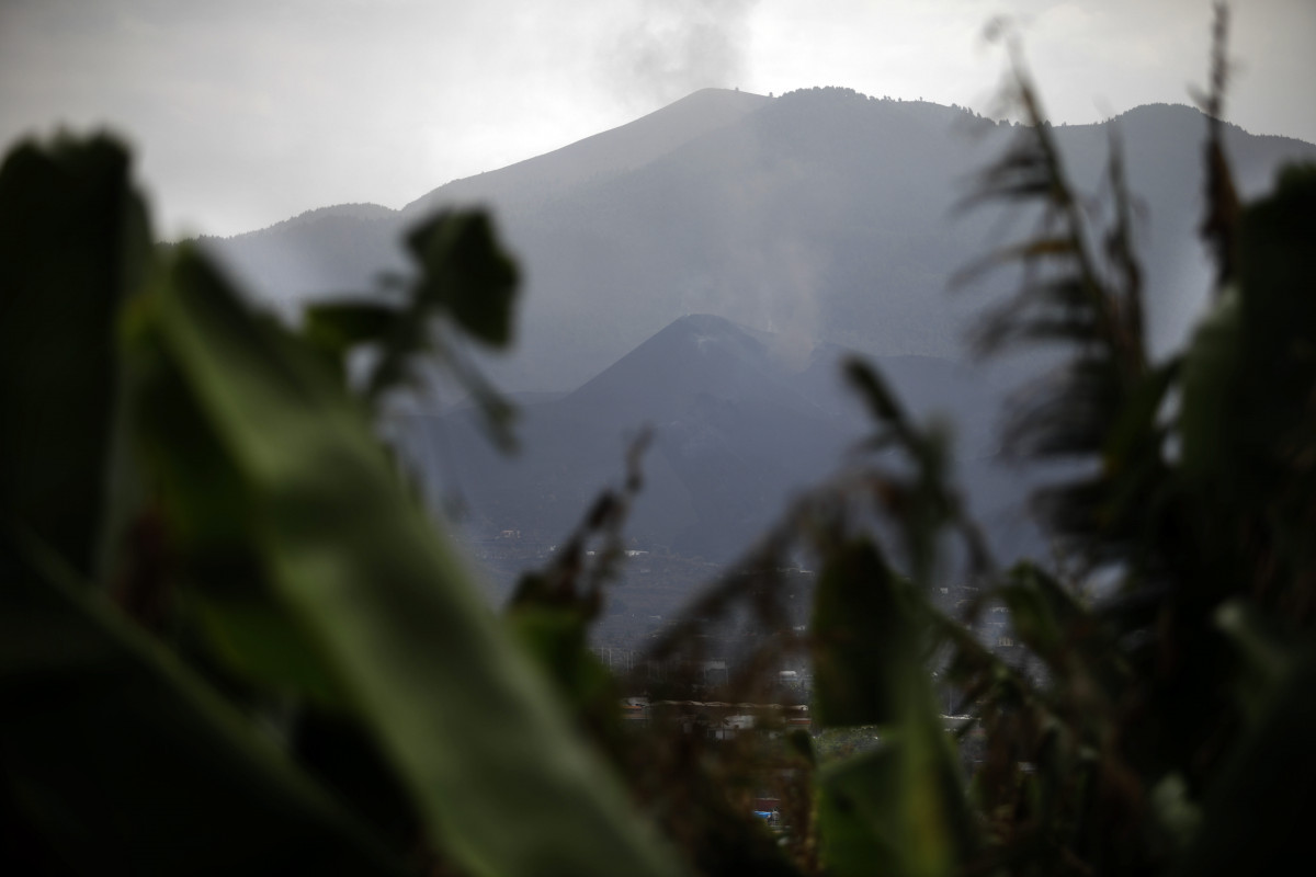 El volcán de Cumbre Vieja en La Palma emite fumarolas de humo, a 27 de septiembre en Las Manchas, La Palma, Santa Cruz de Tenerife, Canarias (España). La actividad sísmica se ha reactivado en La Palma, especialmente en el sur donde se han localizado 16 te