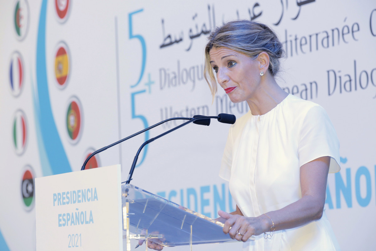 La vicepresidenta segunda y ministra de Trabajo y Economía Social, Yolanda Díaz, interviene en el Foro de Diálogo ‘5+5’ del Mediterráneo Occidental, en la Casa Mediterráneo, a 7 de octubre de 2021, en Alicante, Comunidad Valenciana (España).