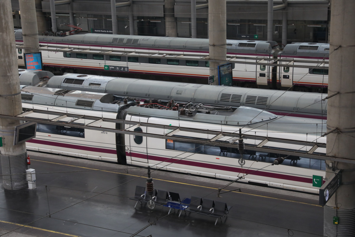 Archivo - Varios trenes en andenes en la estación de Atocha