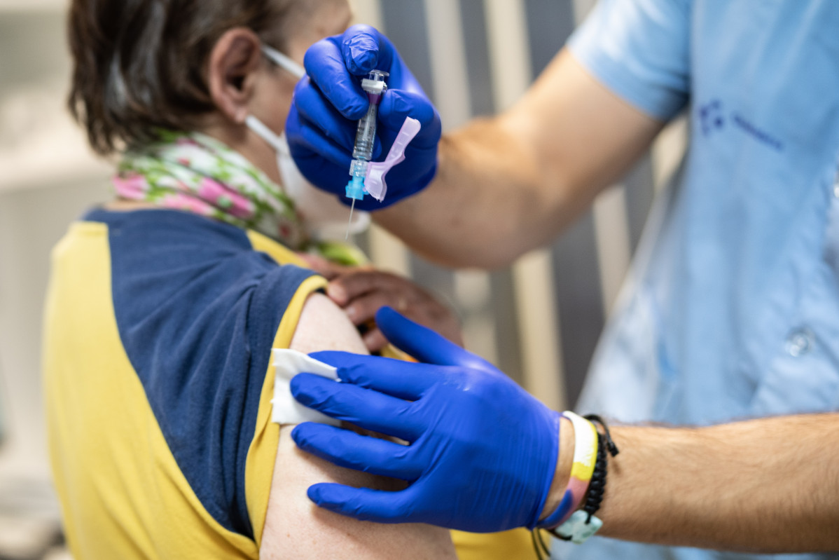 Una persona se vacuna de la gripe en el centro de Salud de Habana-Cuba, a 18 de octubre de 2021, en Vitoria, País Vasco, (España).