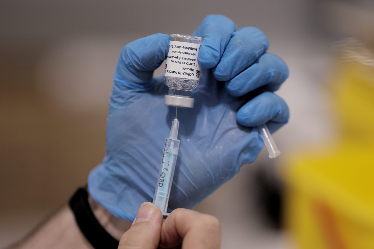 Archivo - Un sanitario sostiene una vacuna contra el Covid-19
