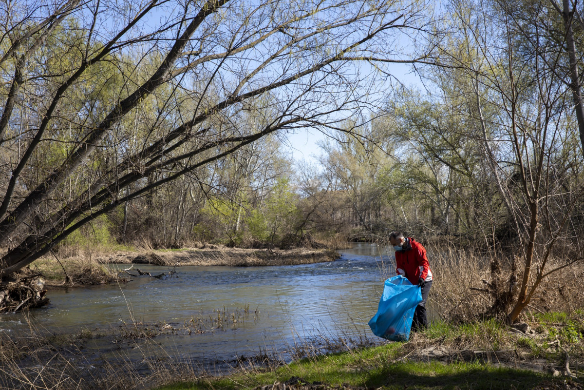 Voluntario retira basuraleza en la IV Campaña '1m2 por los ríos, embalses y pantanos'.