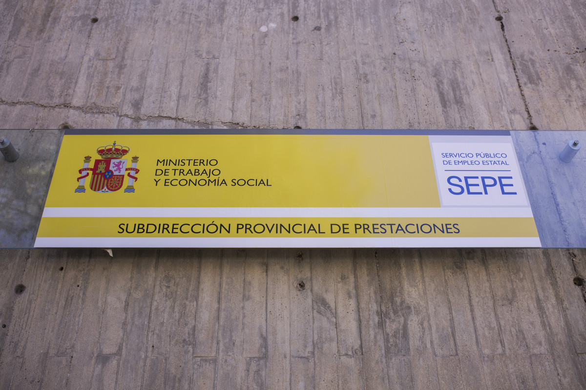 Archivo - Cartel de una oficina del SEPE el día en el que se han conocido los datos de paro de marzo, a 6 de abril de 2021, en Madrid (España). El número de parados registrados en las oficinas de los servicios públicos de empleo (antiguo Inem) bajó en 59.