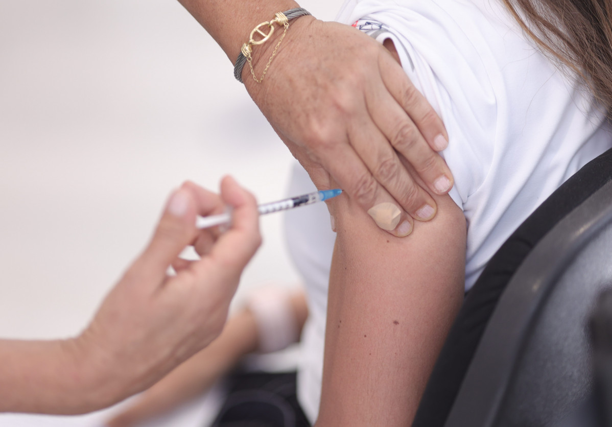 Archivo - Una enfermera inocula una dosis de vacuna contra la Covid-19
