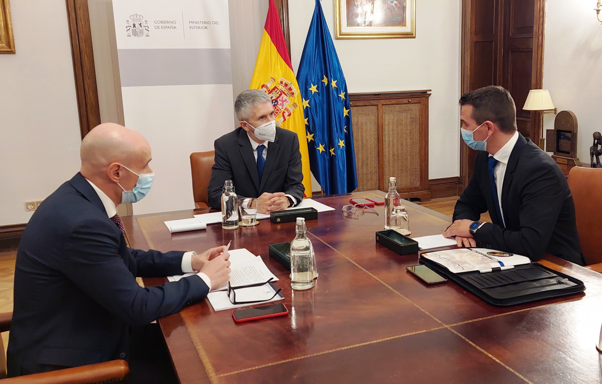El ministro del Interior, Fernando Grande-Marlaska, en el centro de la imagen durante la reunión con JUPOL