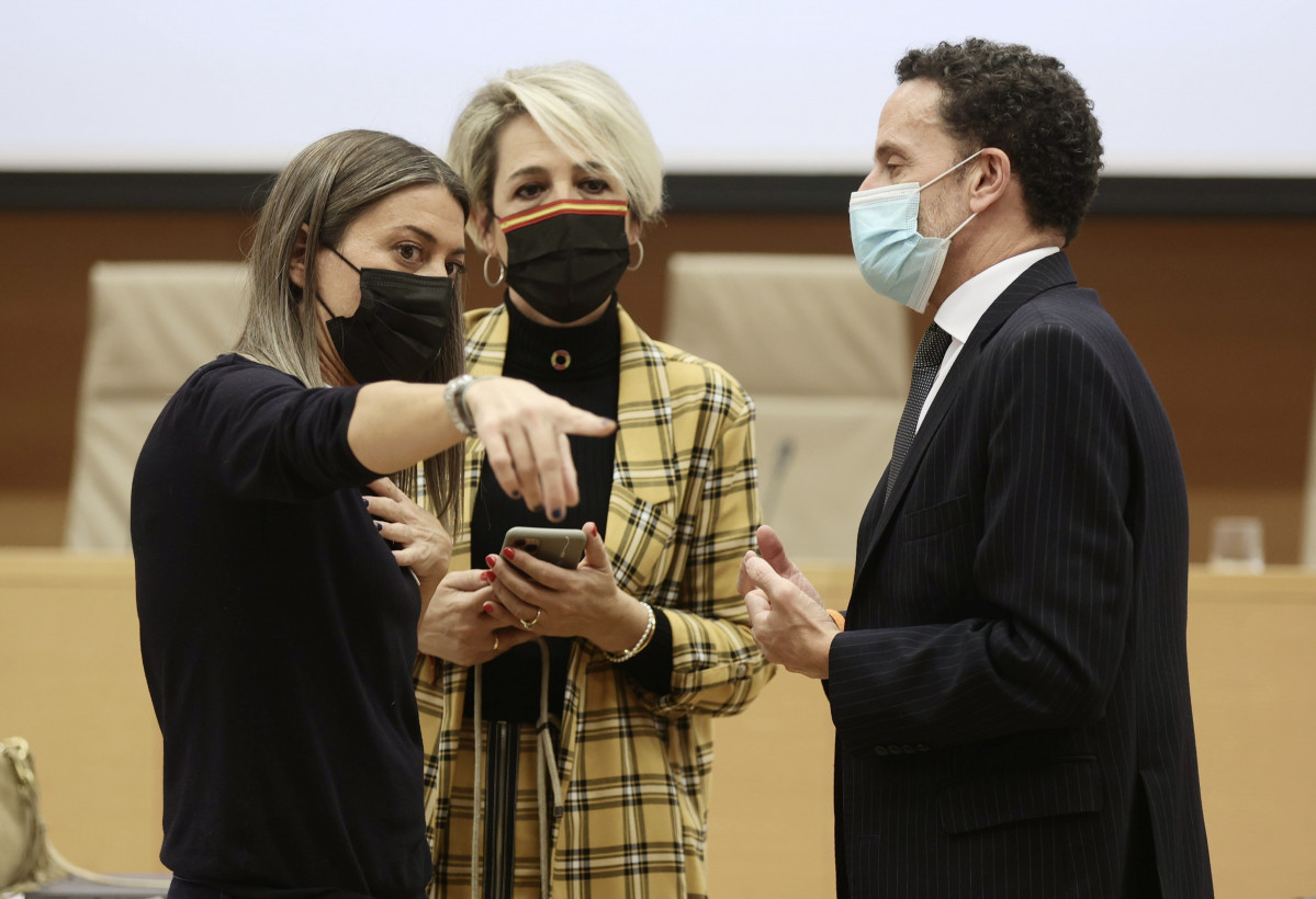 La portavoz de Junts en el Congreso, Miriam Nogueras (i), y el vicesecretario general de Ciudadanos (Cs), Edmundo Bal, conversan en una Comisión de Presupuestos del Congreso