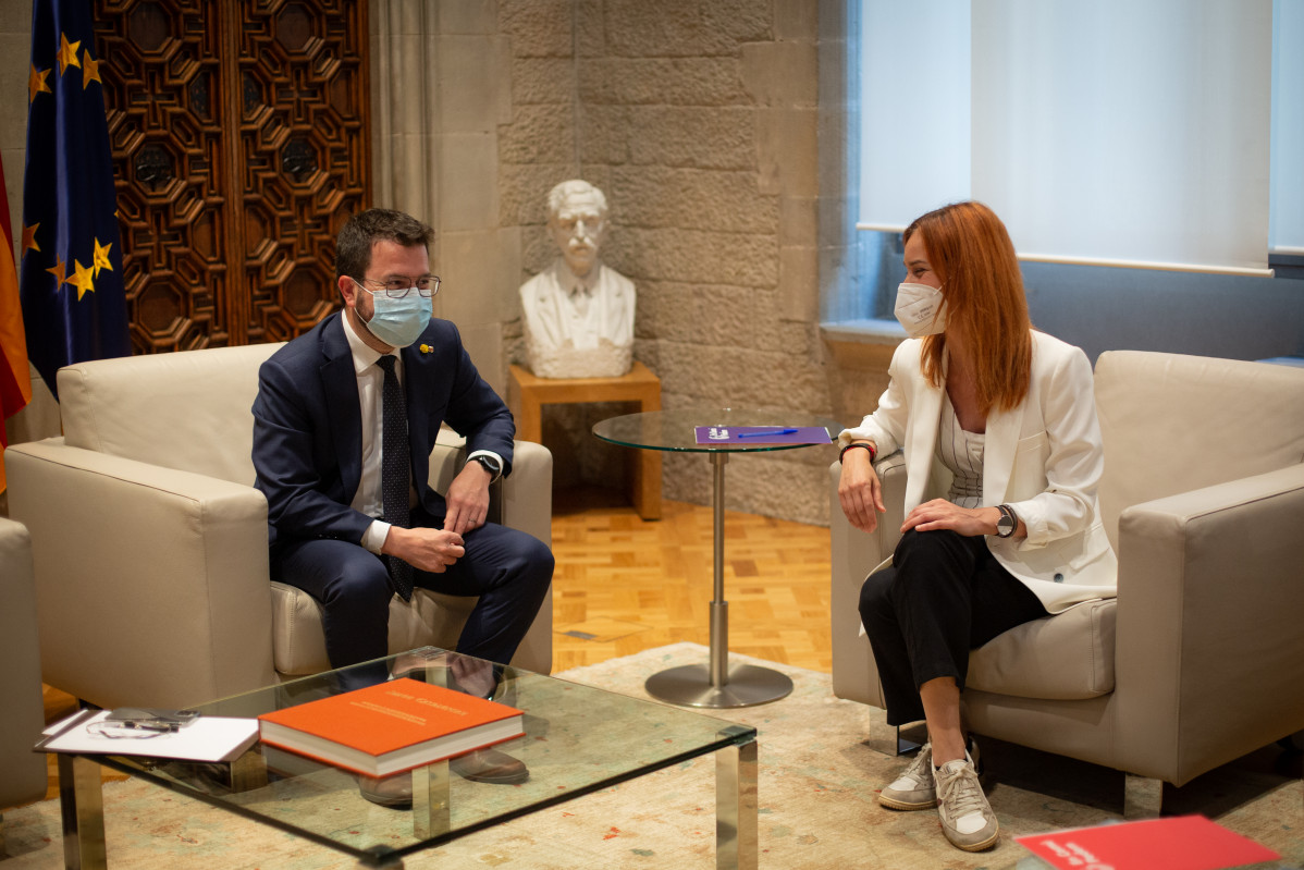 Archivo - El presidente de la Generalitat, Pere Aragonès, durante una reunión con la líder de los Comuns en el Parlament, Jéssica Albiach. Foto de archivo.