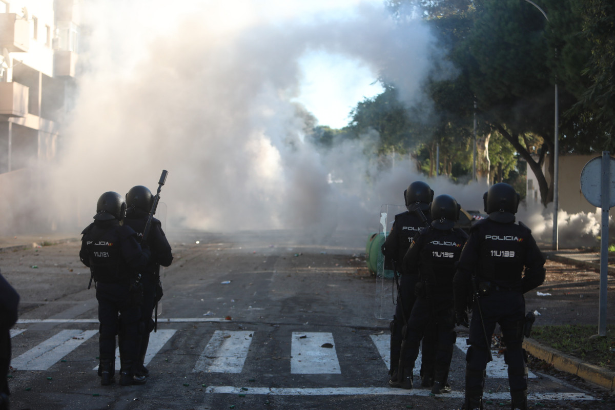 Policías cargan con los manifestantes en la novena jornada de la huelga del metal.