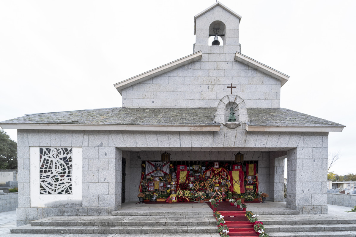 El panteón de la familia Franco, engalanado con flores y banderas de España, en el cementerio de Mingorrubio, a 20 de noviembre de 2021, en El Pardo, Madrid (España). Partidos políticos y asociaciones nostálgicas del franquismo conmemoran el 46 aniversari