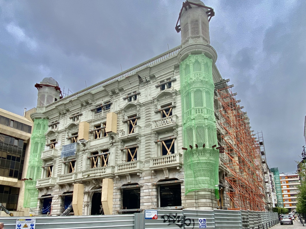 Archivo - Obras de reforma del edificio bancario de Hernán Cortés