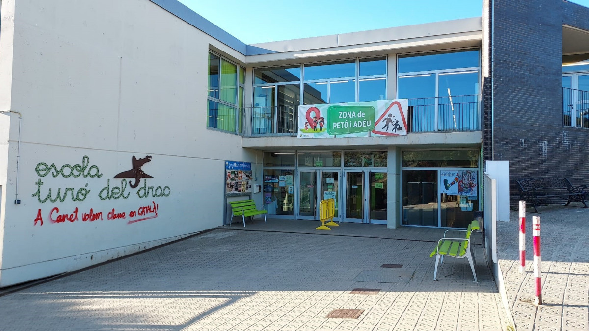 Escola Turó del Drac, a Canet de Mar, amb una pintada a favor de l'escola en català.