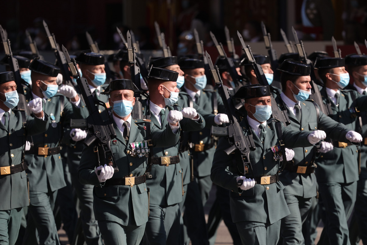 Agentes de la Guardia Civil desfilan durante el acto solemne de homenaje a la bandera nacional y desfile militar en el Día de la Hispanidad, a 12 de octubre de 2021, en Madrid, (España), en una imagen de archivo.