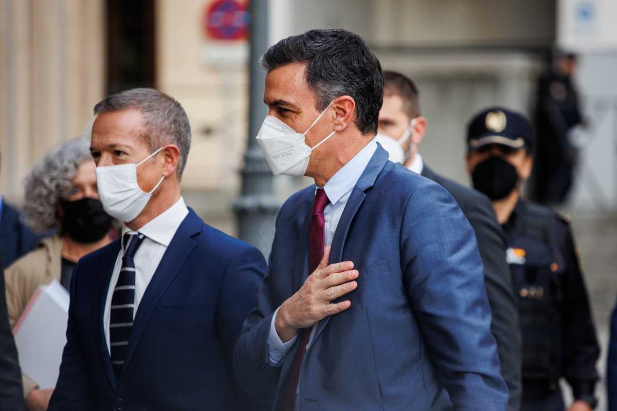 El presidente del Senado, Ander Gil (i) y el presidente del Gobierno, Pedro Sánchez (d), a su llegada a la Conferencia de Presidentes extraordinaria celebrada en el  Senado, a 22 de diciembre de 2021, en Madrid, (España).