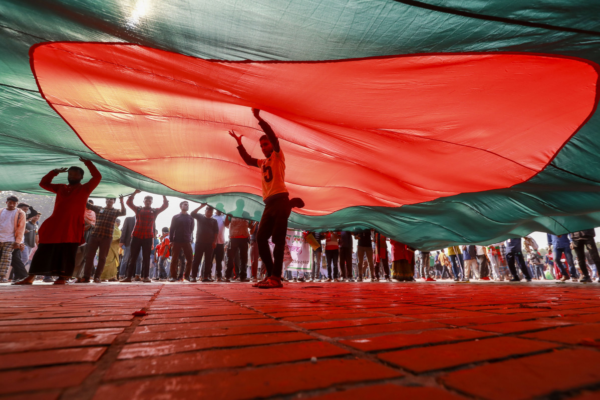 EuropaPress 4149392 16 december 2021 bangladesh savar people wave national flags as they gather