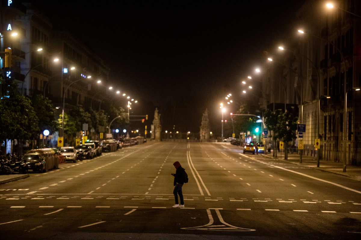 Arxiu - L'avinguda Marquès de l'Argentera de Barcelona buida durant el toc de queda