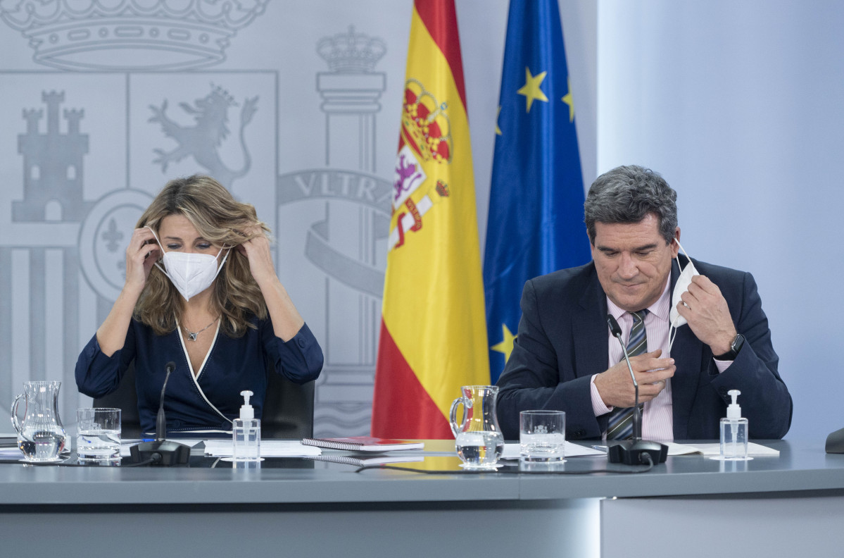 La vicepresidenta segunda y ministra de Trabajo y Economía Social, Yolanda Díaz, y el ministro de Inclusión, Seguridad Social y Migraciones, José Luis Escrivá