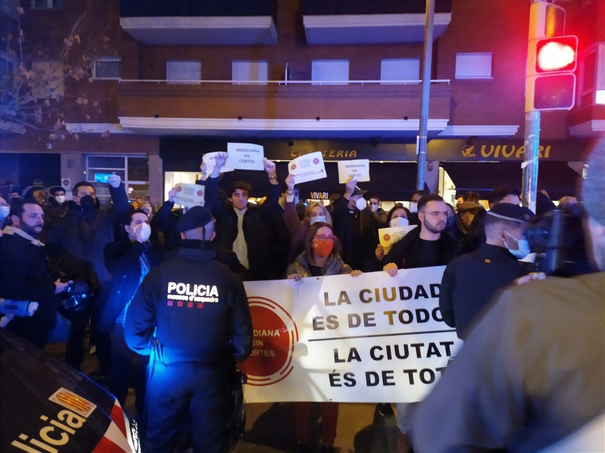 Cerca de un centenar de personas se concentran contra los cortes en la avenida Meridiana de Barcelona por el 1-O