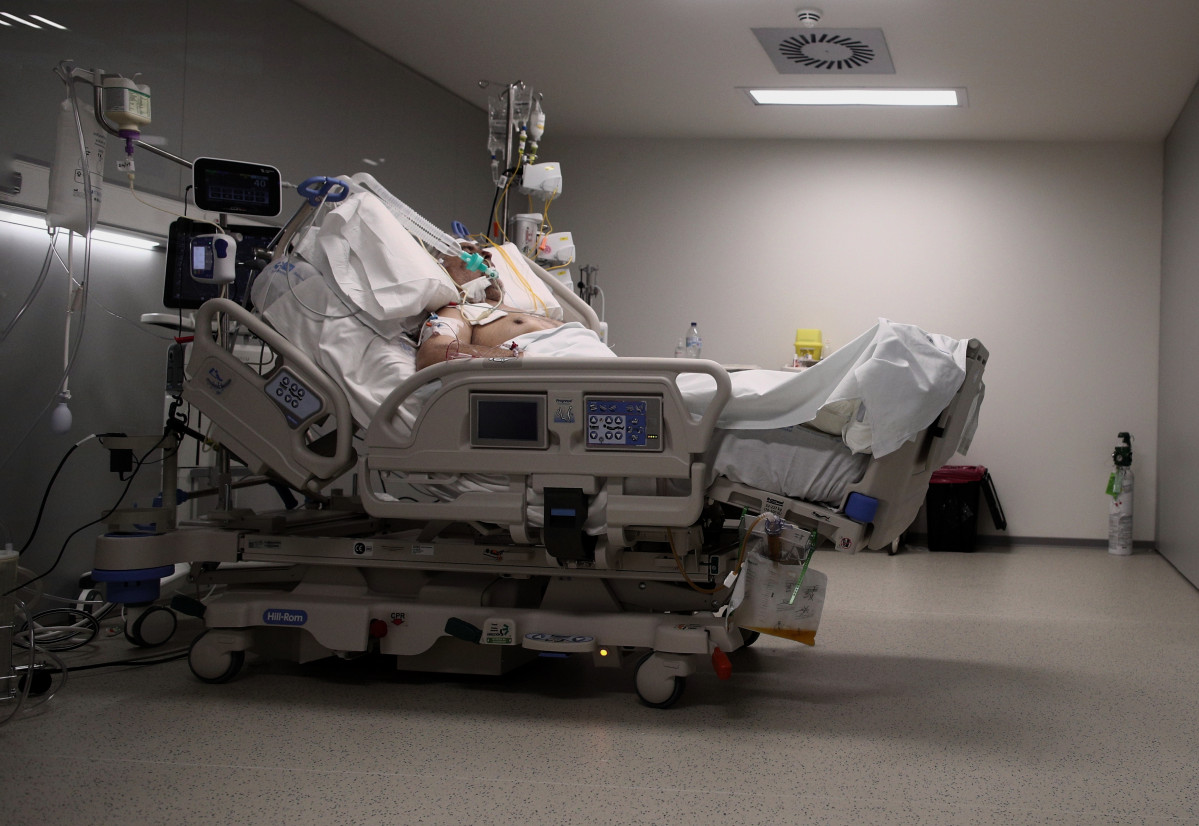 EP- Selección fotos 2021: Un enfermo en una cama de la UCI del Hospital de Emergencias Isabel Zendal
