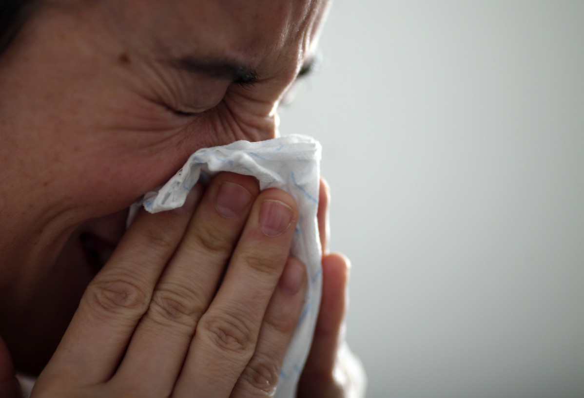 Gripe, resfriado, constipado, constiparse, mujer tosiendo, toser, tos