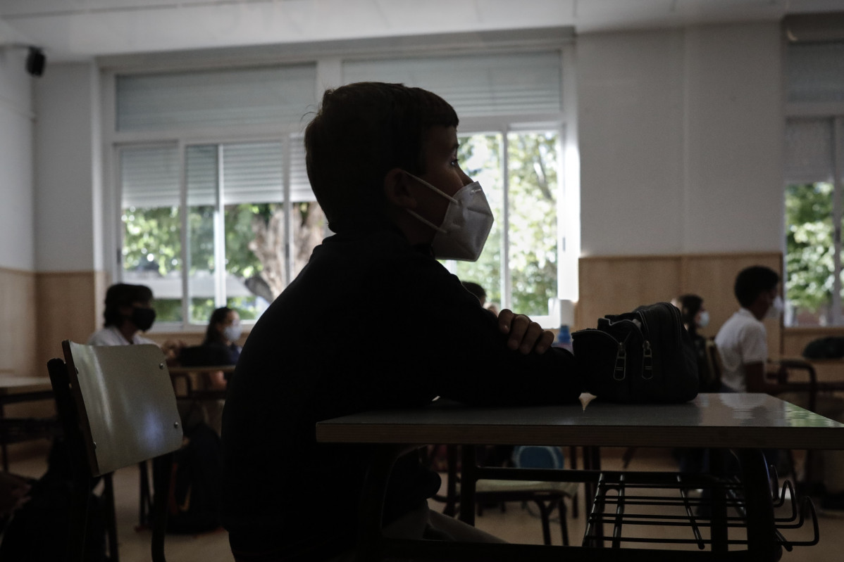 Archivo - Un niño con mascarilla en un aula del Colegio Privado Alameda de Osuna en el primer día del curso escolar 2020-2021, en Madrid (España) a 7 de septiembre de 2020.