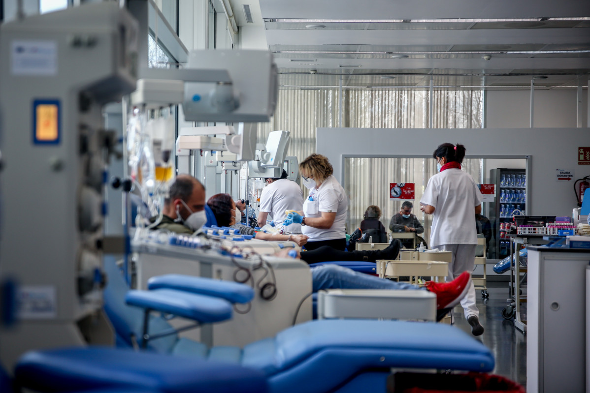 Varias personas donan sangre en el centro de Transfusión de Valdebernardo, a 8 de enero de 2022, en Madrid (España).