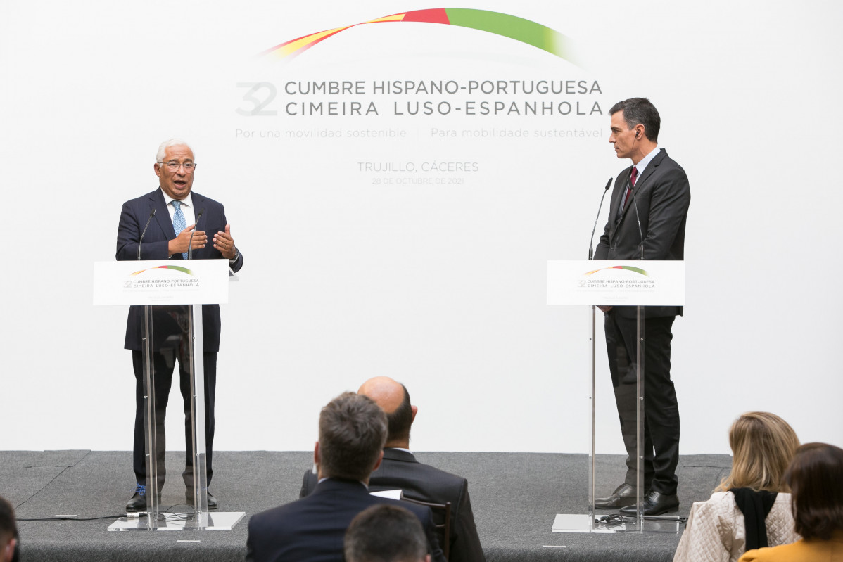 Archivo - El primer ministro de Portugal, Antonio Costa (i) y el presidente del Gobierno, Pedro Sánchez (d), comparecen en rueda de prensa, en la XXXI Cumbre Hispano-Portuguesa