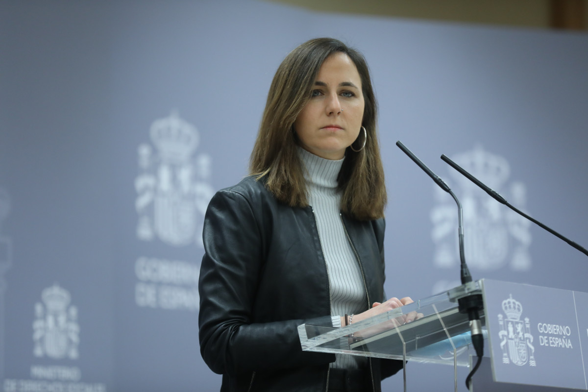 La ministra de Derechos Sociales y Agenda 2030, Ione Belarra, comparece antes de reunirse con colectivos que defienden el derecho a la vivienda, en el Ministerio de Derechos Sociales y Agenda 2030, a 26 de enero de 2022, en Madrid (España).