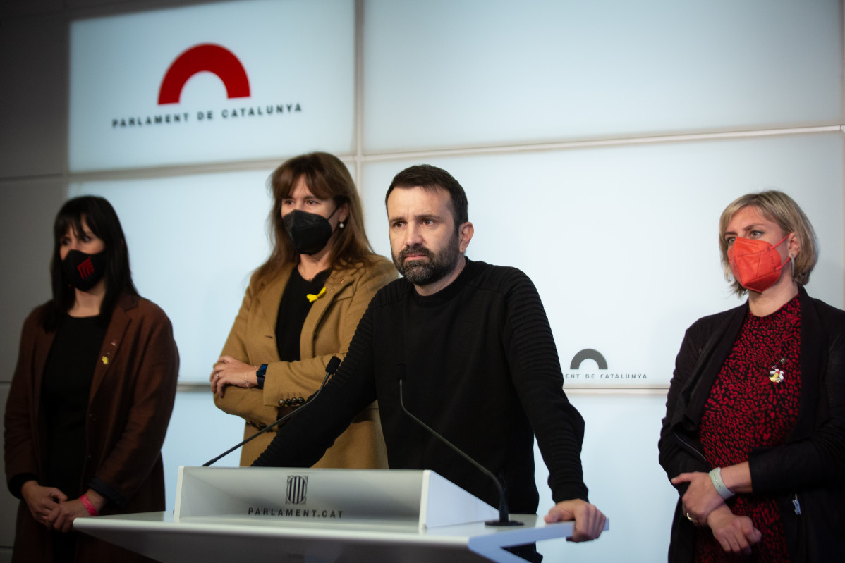 El exdiputado de la CUP Pau Juvillà junto a la presidenta del Parlament, Laura Borràs, la vicepresidenta primera, Alba Vergés (ERC), y la secretaria de la Mesa del Parlament Aurora Madaula (Junts). ARCHIVO.