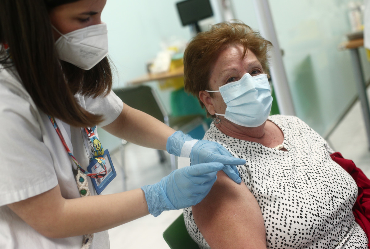 Archivo - Una sanitaria inocula la primera dosis de la vacuna Pzifer a una anciana, en el Hospital Universitario de La Paz, a 12 de abril de 2021, en Madrid (España).