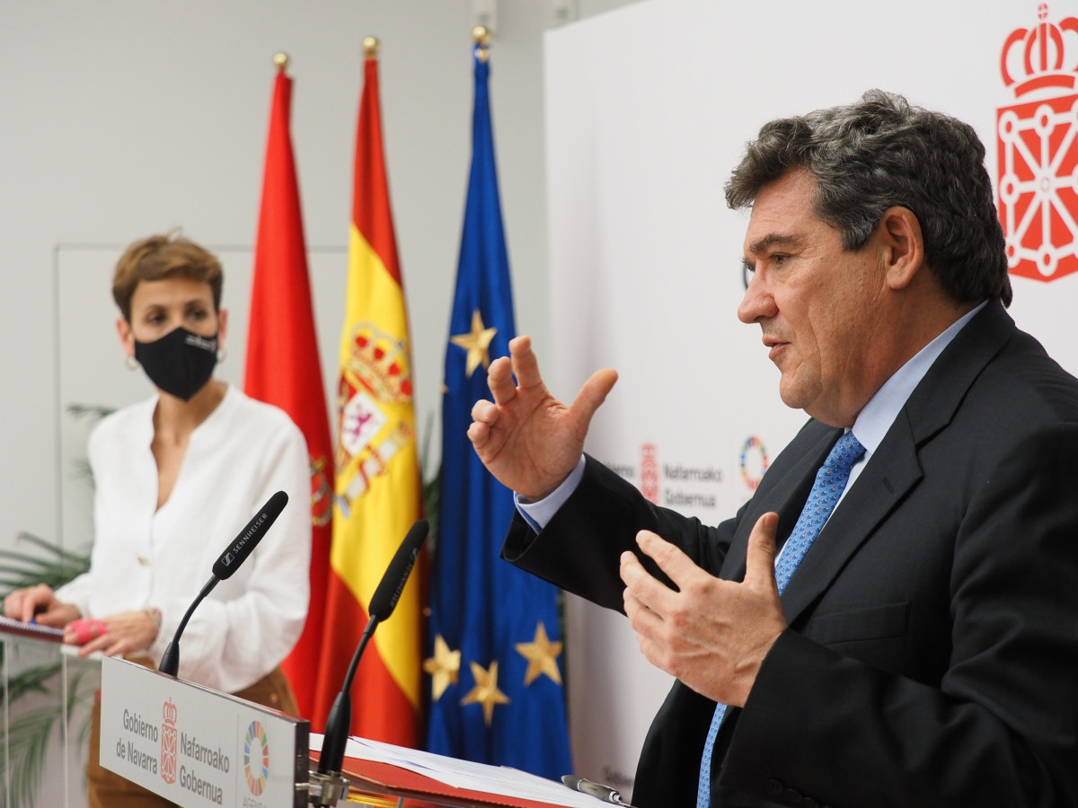 El ministro de Inclusión, Seguridad Social y Migraciones, José Luis Escrivá, y la presidenta del Gobierno de Navarra, María Chivite, este viernes en Pamplona.