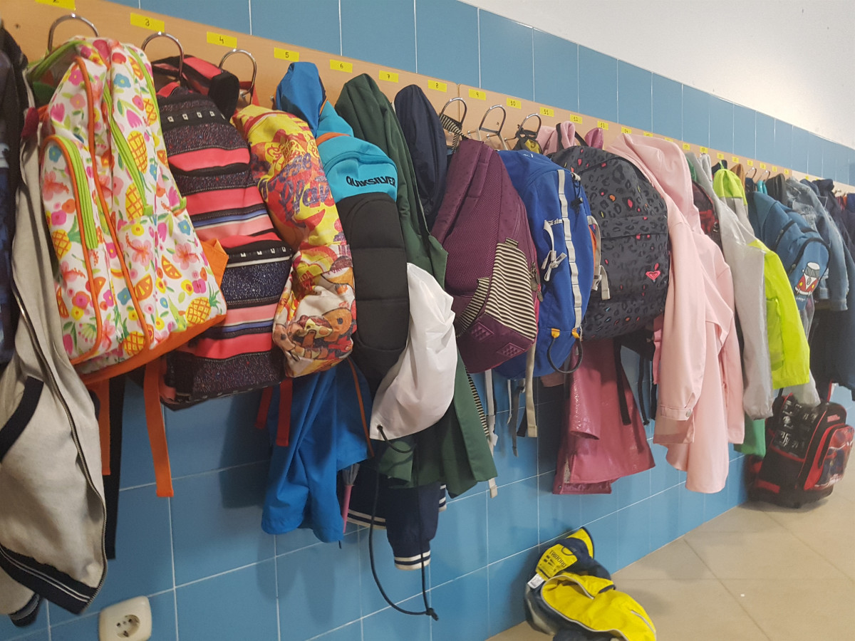 Archivo - Mochilas en un colegio.