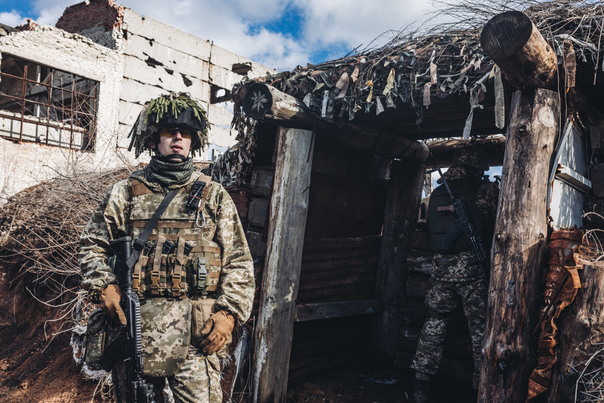 EuropaPress 4263623 soldado ejercito ucraniano observa mientras otro apunta arma trinchera