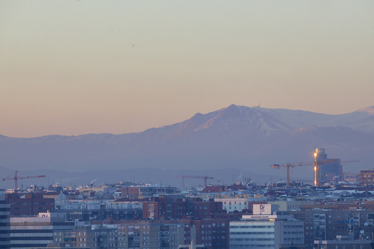 Archivo - Capa de contaminación sobre la ciudad desde el Cerro del Tío Pío