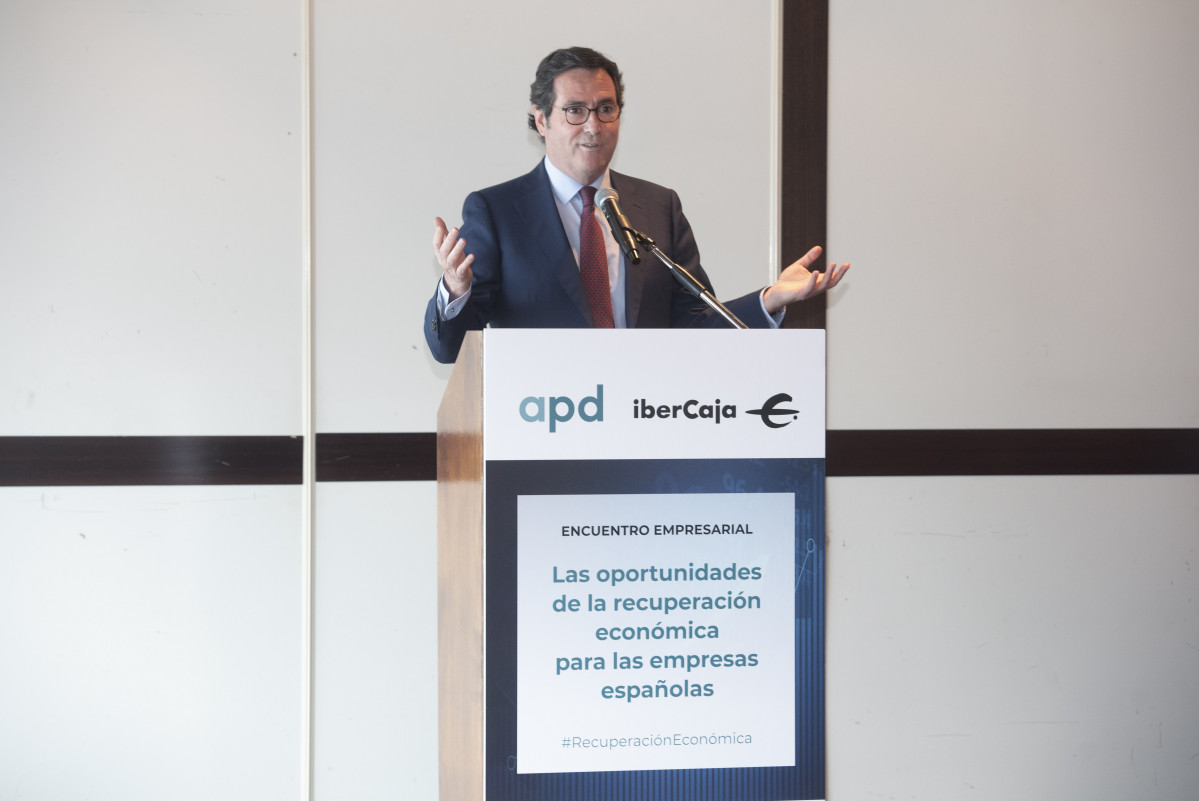 El presidente de la CEOE, Antonio Garamendi, participa en un encuentro organizado por APD e Ibercaja, en el Real Club Marítimo del Abra, a 25 de febrero de 2022, en Getxo.