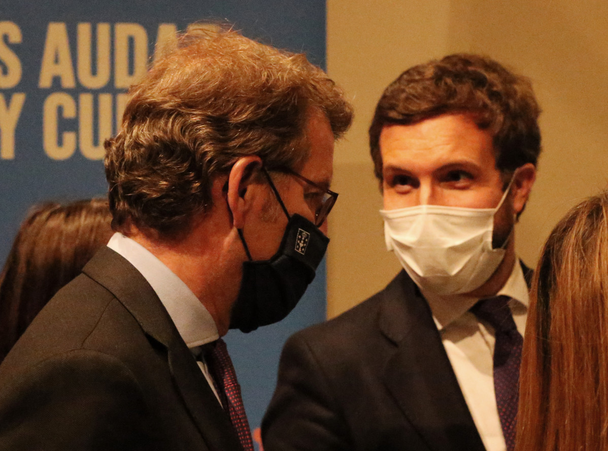 Archivo - El presidente de la Xunta de Galicia, Alberto Núñez-Feijóo (i) y el presidente del PP, Pablo Casado(d) a su llegada a una mesa redonda ‘Galicia-Madrid en la vida y obra de Emilia Pardo Bazán’, a 29 de abril de 2021, en Madrid (España).