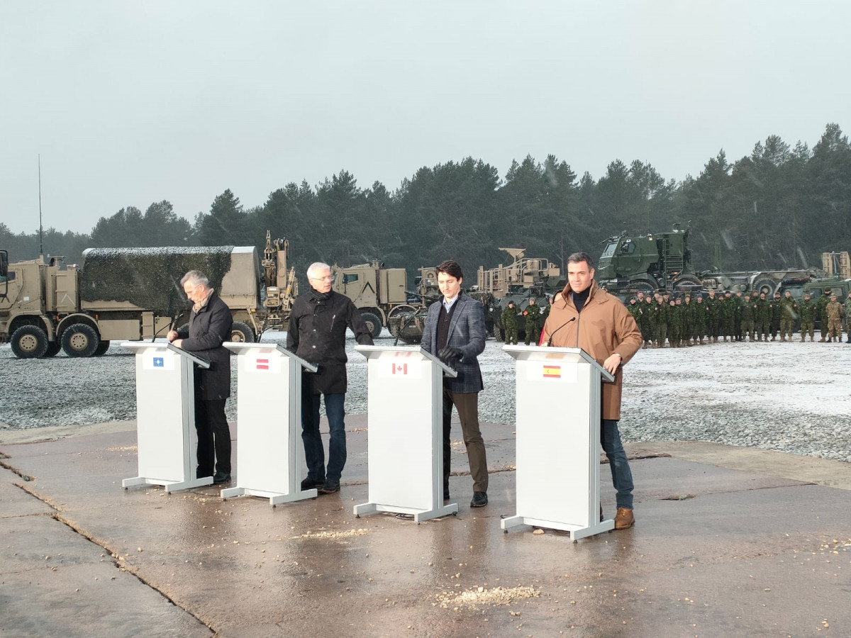 El presidente del Gobierno, Pedro Sánchez, junto al secretario general de la OTAN, Jens Stoltenberg, el primer ministro de Letonia, Arturs Krisjanis Karins, y el de Canadá, Justin Trudeau, durante la visita a la base de Adazi (Letonia)