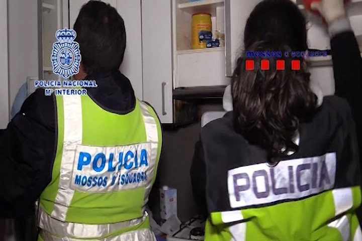 Archivo - Agentes de la Policía Nacional y de los Mossos d´ Escuadra.