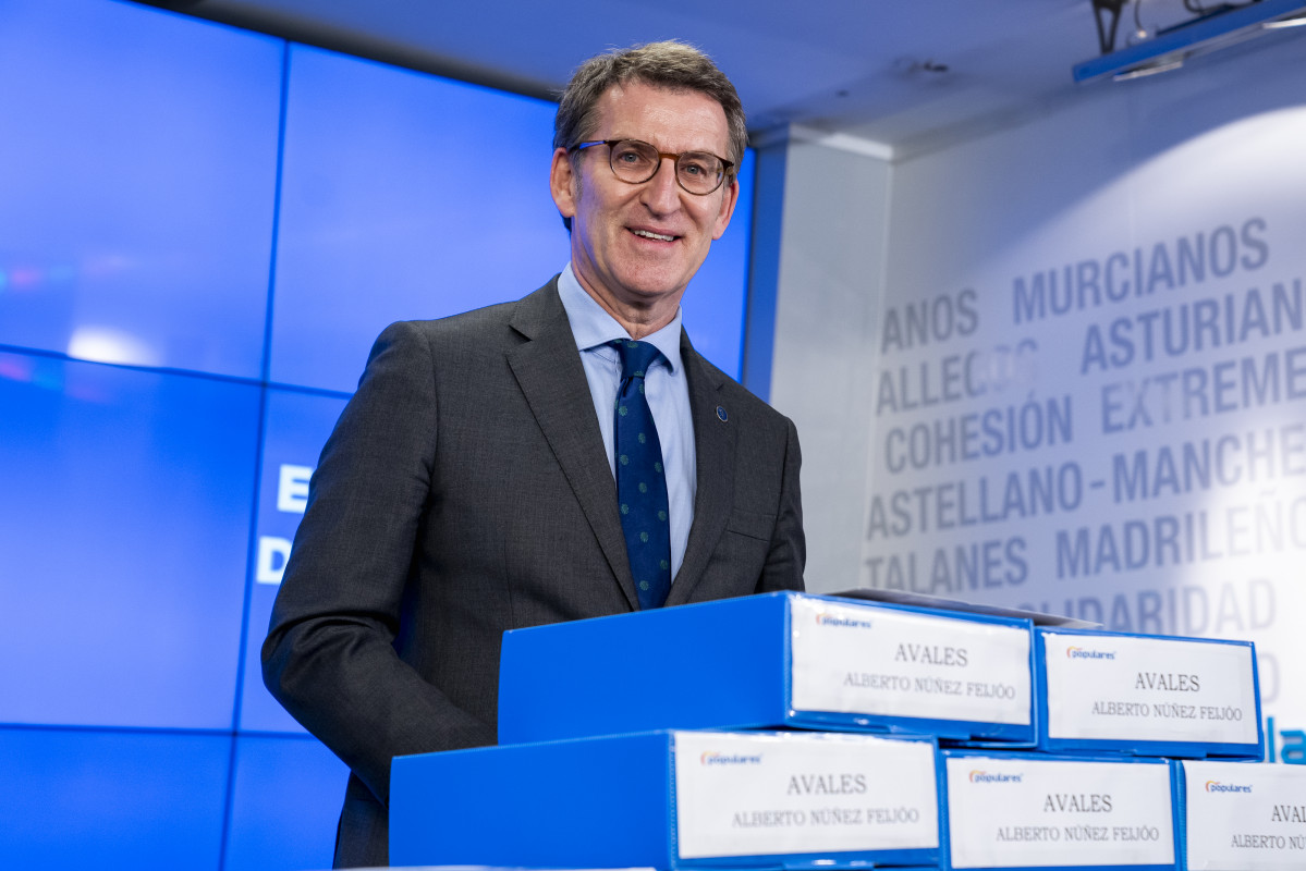 El presidente de la Xunta de Galicia, Alberto Núñez Feijóo, posa en la entrega de los avales necesarios para formalizar su candidatura en la sede nacional del PP, en la calle Génova, a 9 de marzo de 2022, en Madrid (España). Feijoo formaliza su candidatur