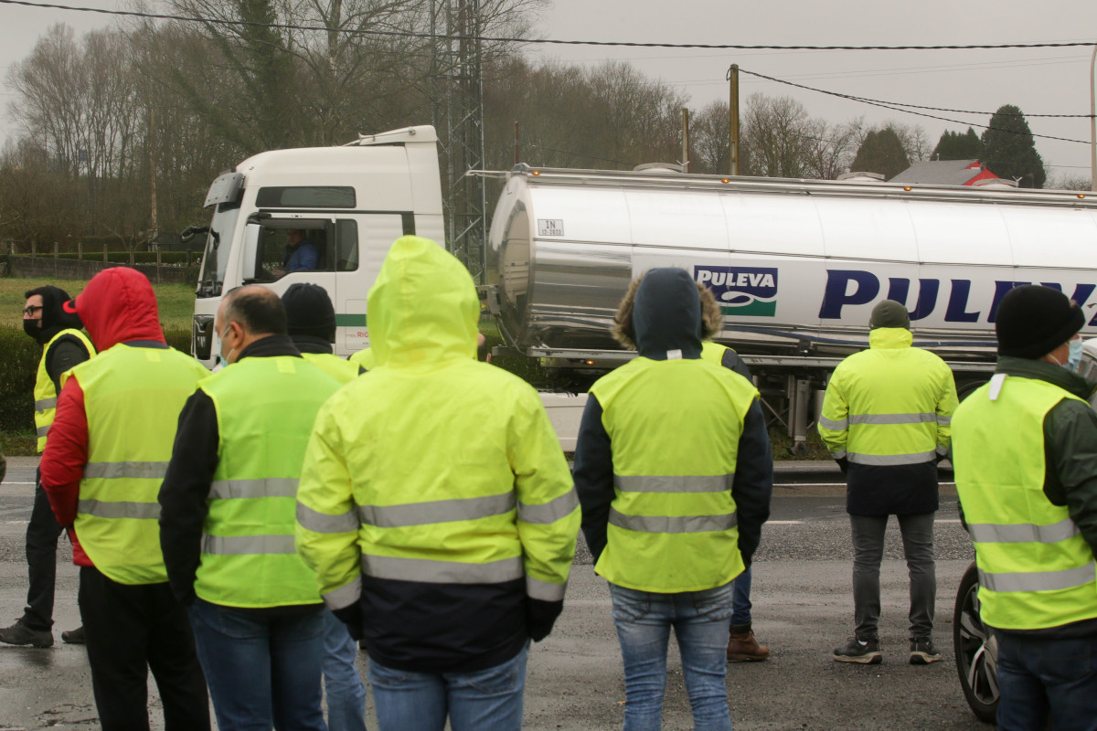 EuropaPress 4318723 transportistas forman piquetes carretera n vi tercer dia huelga indefinida