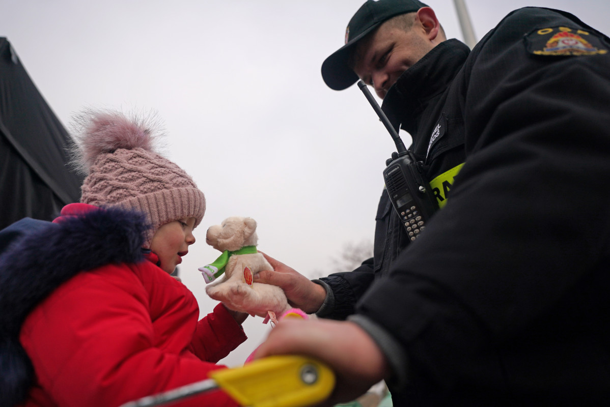 EuropaPress 4318801 16 marzo 2022 poland medyka polish border guard gives soft toy to young