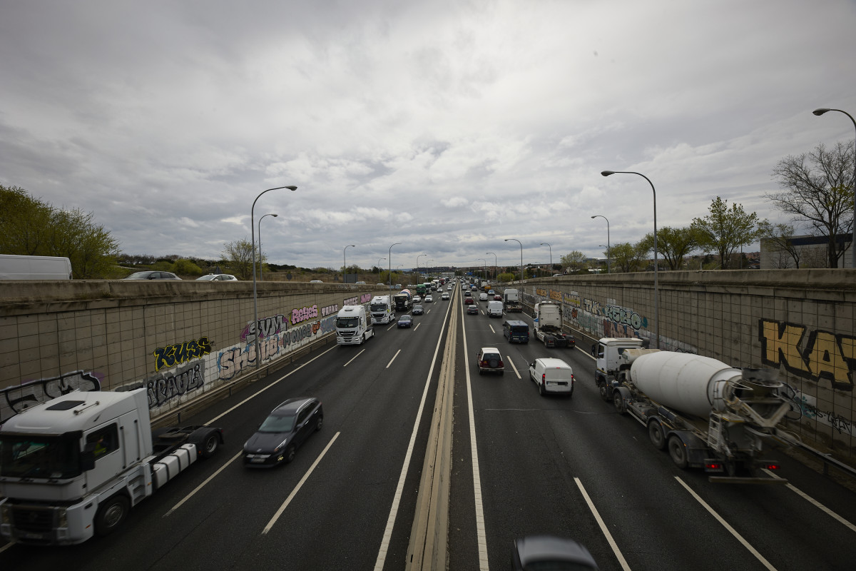 Varios camiones en una marcha por la M-40 a la altura del kilómetro 7, durante el décimo día de paro nacional de transportistas, a 23 de marzo de 2022, en Madrid (España).