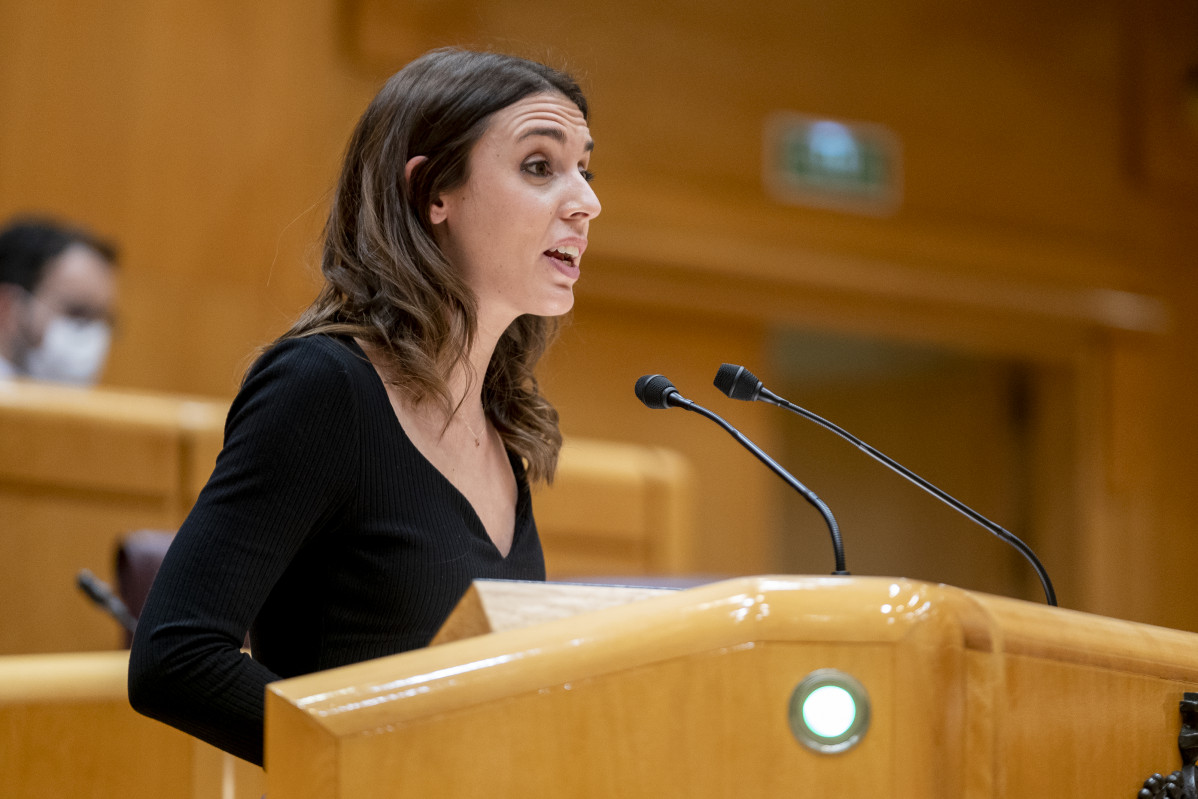 La ministra de Igualdad, Irene Montero, interviene en una sesión de control al Gobierno en el Senado, a 8 de marzo de 2022, en Madrid (España). La guerra en Ucrania y sus derivadas económicas acaparan este pleno en el que no están presentes ni el jefe del