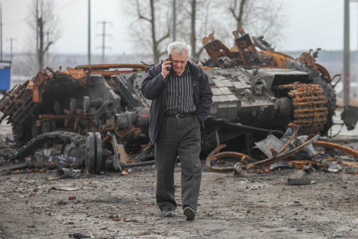 EuropaPress 4356526 01 april 2022 ukraine kharkiv man talking over his phone while walks past