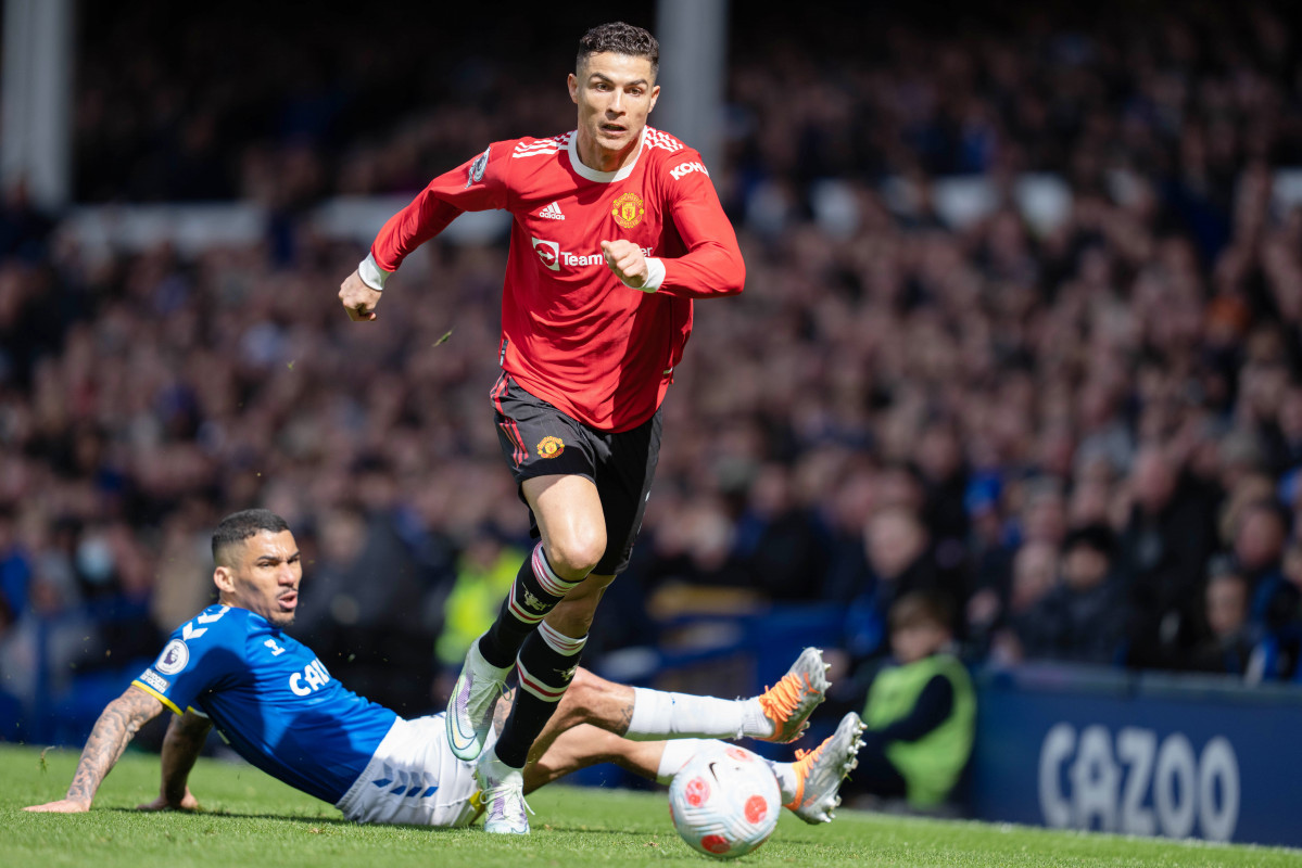 EuropaPress 4375112 manchester uniteds cristiano ronaldo is tackled by evertons allan during