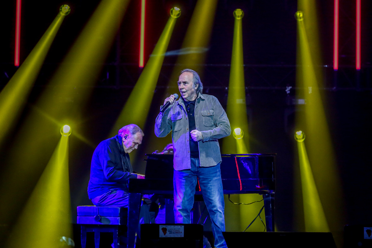 Archivo - El cantante Joan Manuel Serrat actúa en el concierto solidario ‘La música con La Palma: Más fuertes que el volcán’ en  Wizink Center, a 8 de enero de 2022, en Madrid (España)