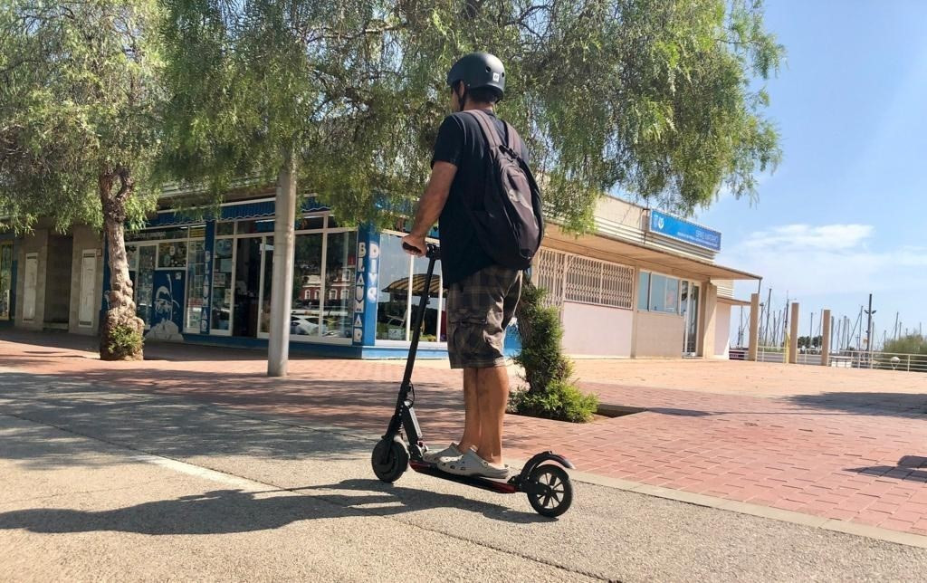 Un menor circula en patinete por el paseo Marítimo de Mataró (Barcelona)