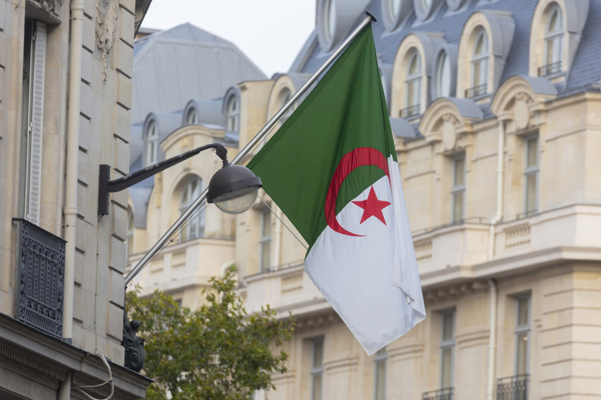 EuropaPress 4326687 bandera argelia embajada argelia paris francia