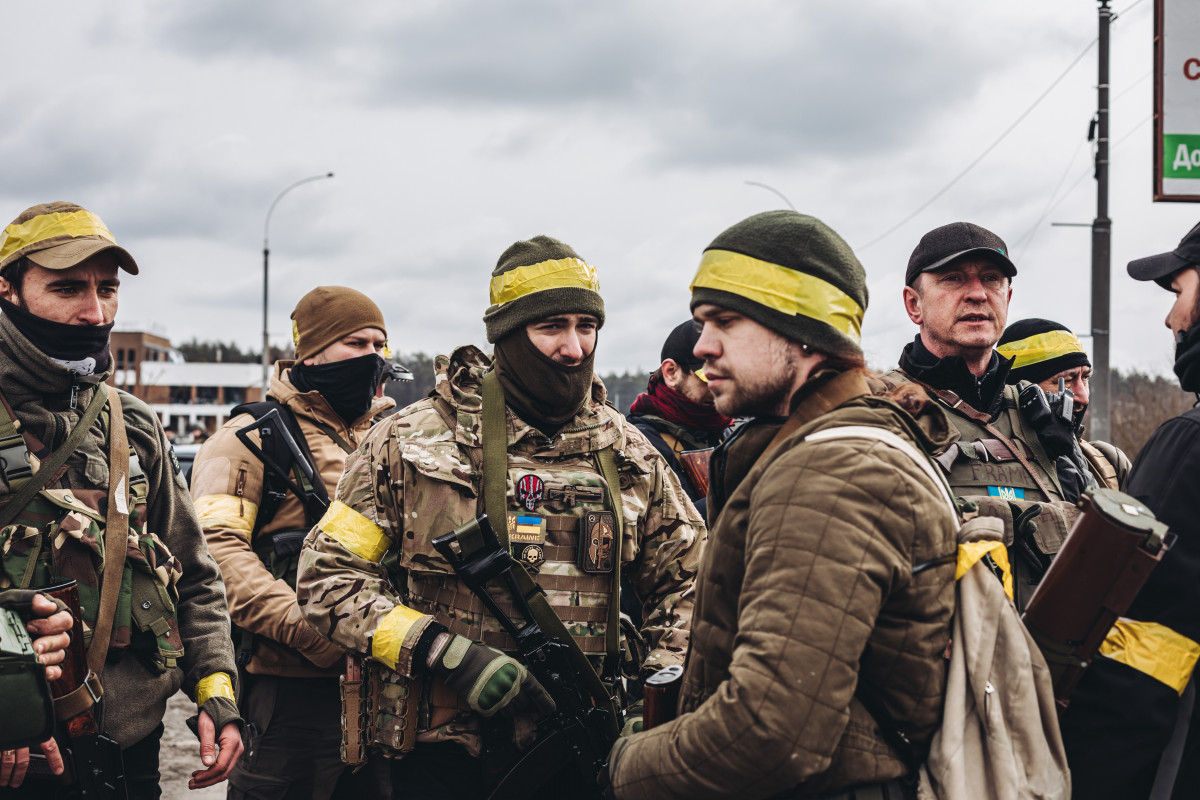 Varios soldados del ejército ucraniano en Irpin (Ucrania)
